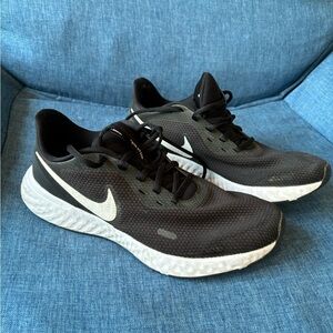 Women's Nike Revolution Runners US10